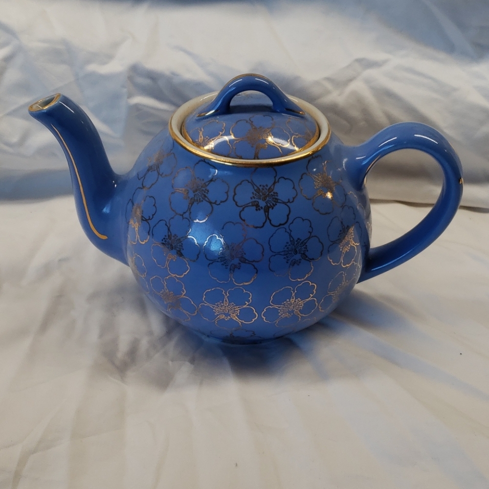 Hall teapot blue with gold flowers 6-cup